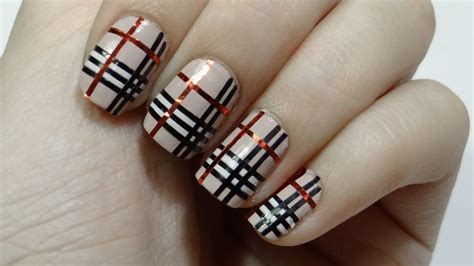 Uñas estampado burberry stripping tape .